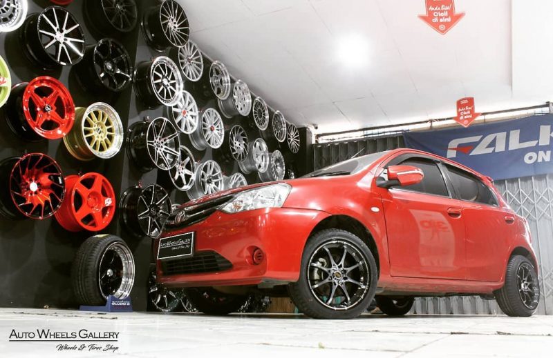 CE28 16x7.0/8.5| 8x100-114,3 | +38/38 Accelera PHIR 195/50/16