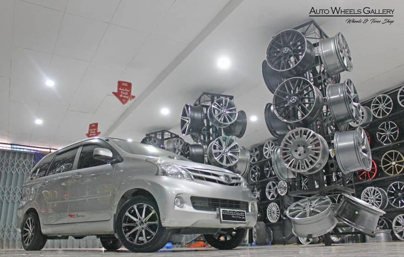 REVOLVE  15x7.0 // 8x100-114.3 //+33 FORCEUM Hena R 185/60/15