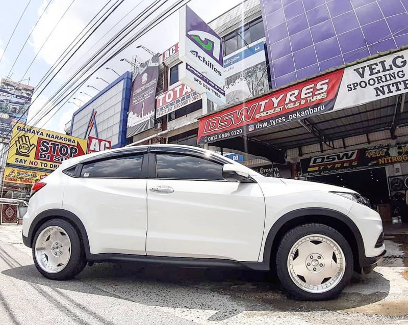 Type Velg : BREYTON Ring : 18 x 8.5 - 9.5