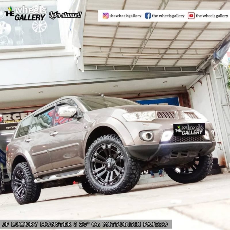 Colors : 60% Matte Black/Chrome Rivets