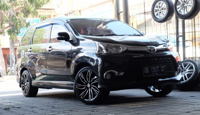 Cemerlang Variasi : Toyota Avanza Veloz On Conquista 17x7.5 8x100/114.3 Black Machine Face