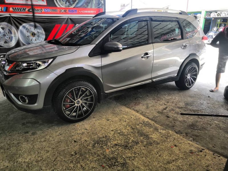 Honda BR-V On SLOPING Black Machine Face/Full Undercut Machine/Gold Rivets 17x7.5/8.5 5x114.3 +40 +30