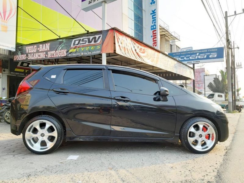 Honda Jazz On Expand Silver Machine Face/Lip 17x8.5/9.5 8x100/114.3 +38 +33 By JF Luxury Wheels