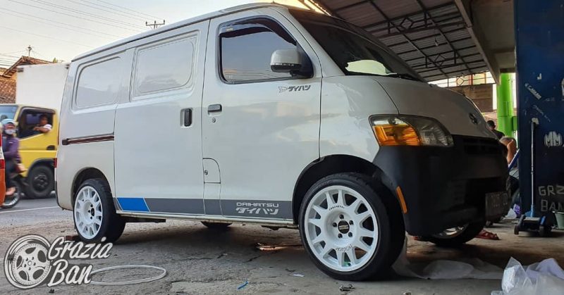 Daihatsu Granmax On DAKAR ZERO White+Black Lettering 17x8.0 5x114.3