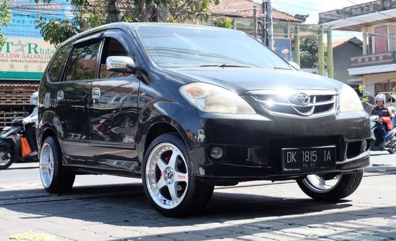 Toyota Avanza On LMGT2 Silver Machine Lip/Gold Rivets 17x7.5/8.5 8x100/114.3 +38 +30