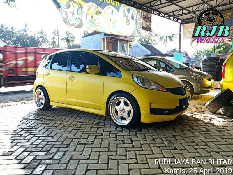 Colors : Silver Machine Lip/Gold Rivets