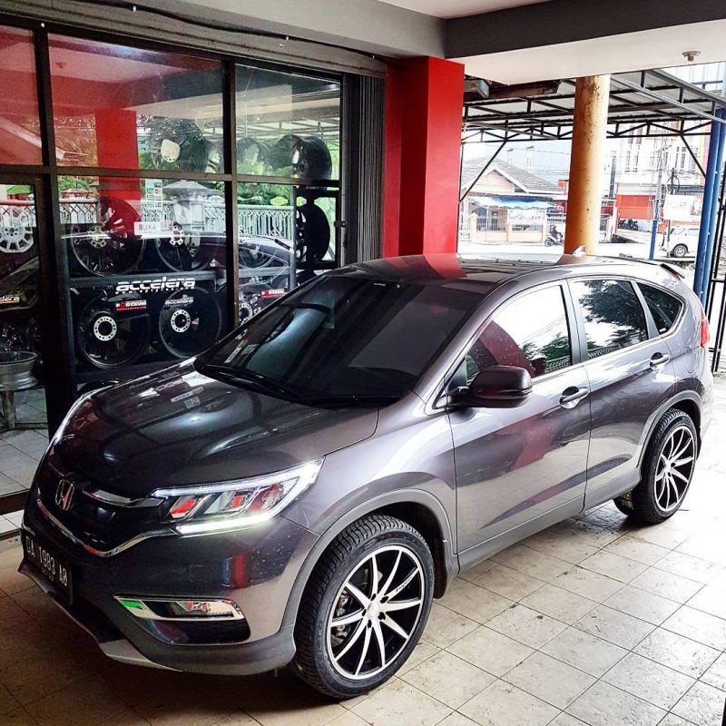 Honda CR-V On HS-132 Black Machine Face 20x8.5 5x114.3 +45 By JF Luxury Wheels