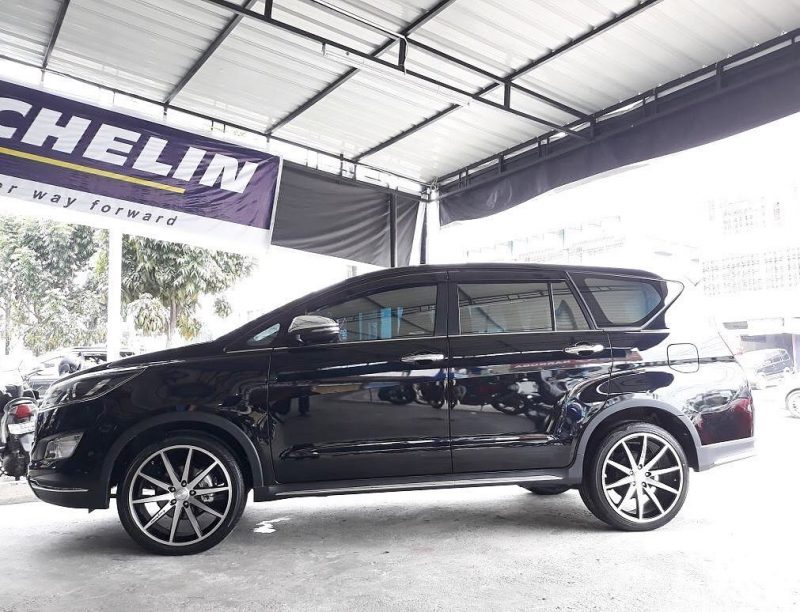 Toyota Kijang Innova Reborn On HS-132 Black Machine Face 20x8.5 5x114.3 +45