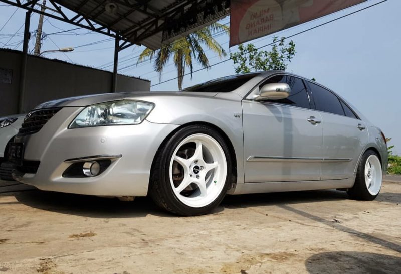 Toyota Camry On 50553 White 18x8.5/9.5 5x114.3 +35 +30