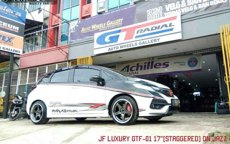 Color : Hyper Black/Gloss Machine Lip