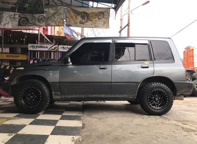 Colors : Matte Black/Chrome Rivet