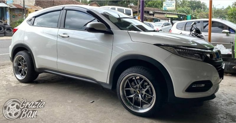 Colors : Hyper Black Machine Lip+Chrome Rivet