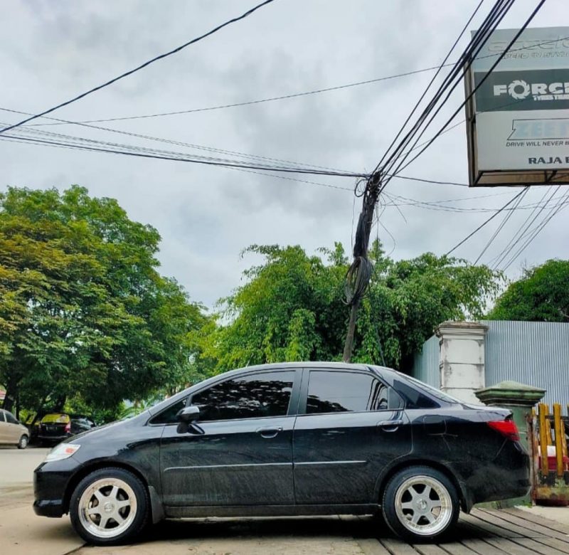 Colors : Silver Machine Lip/Gold Rivet