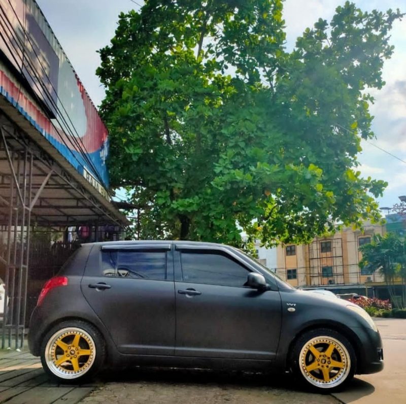 Colors : Gold Machine Lip/Black Rivet