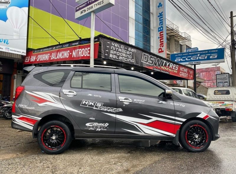 Colors : Black/Red Line