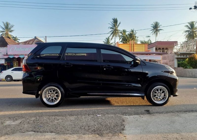 Colors : Hyper Black Machine Face/Lip/Chrome Rivet