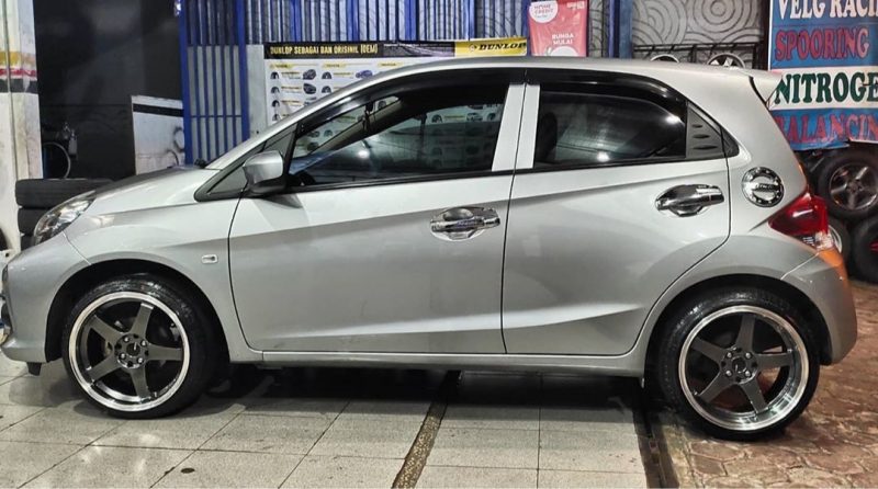 Colors : Hyper Black/Gloss Machine Lip