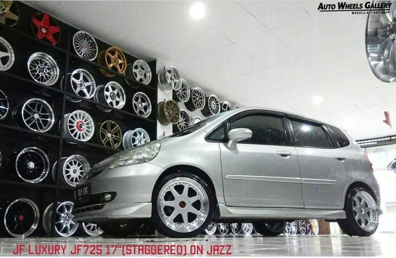 Colors : Silver Machine Lip/Chrome Rivet