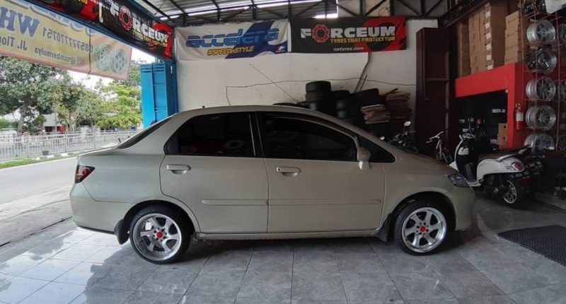 Colors : Silver Machine Face/Lip/Chrome Rivet