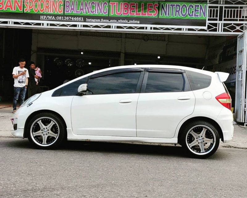 Colors : Black Machine Face/Lip/Chrome Rivets