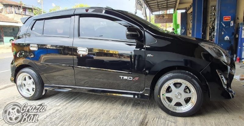 Colors : Silver Machine Lip/Gold Rivet