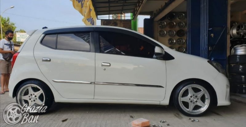 Colors : Silver Machine Face/Lip/Chrome Rivet