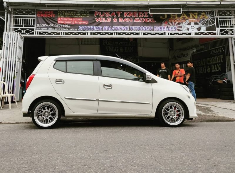 Colors : Hyper Black Machine Face/Lip/Chrome Rivet