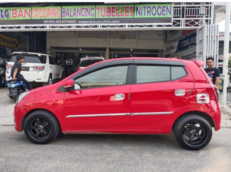 Colors : Matte Black/Chrome Rivets