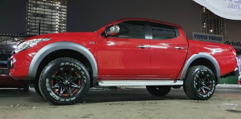 Colors : Matte Black/Red Undercut