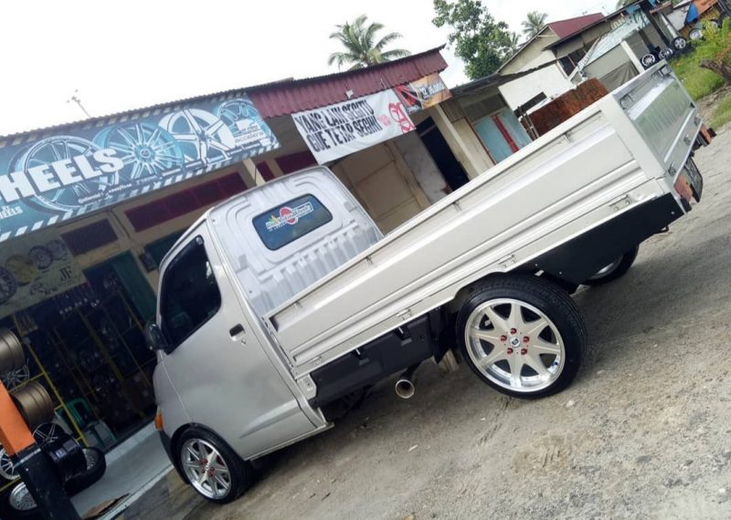 Daihatsu Grand Max On WAFFE SMF-L-CR 17x7.0/8.0 5x114.3 +38 +33.
