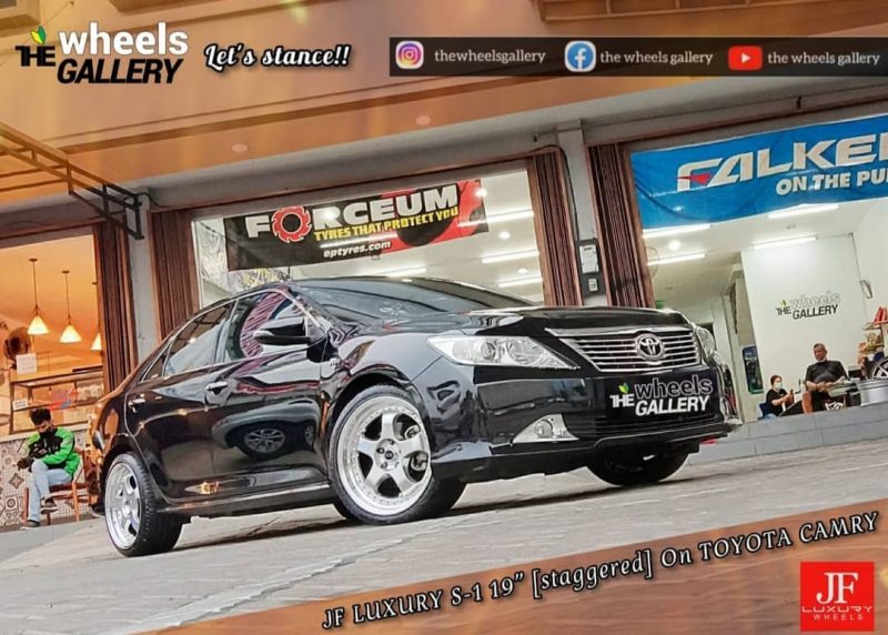 Colors : Hyper Silver Machine Lip/Chrome Rivets