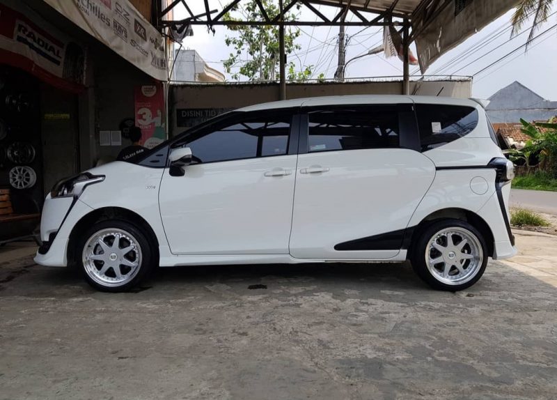 Colors : Silver Machine Lip/Chrome Rivet