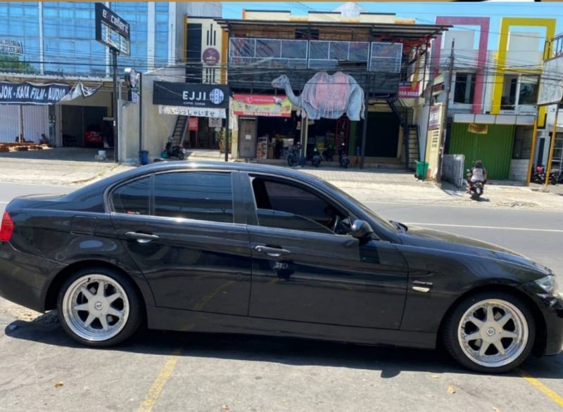 Colors : Silver Machine Lip/Chrome Rivets