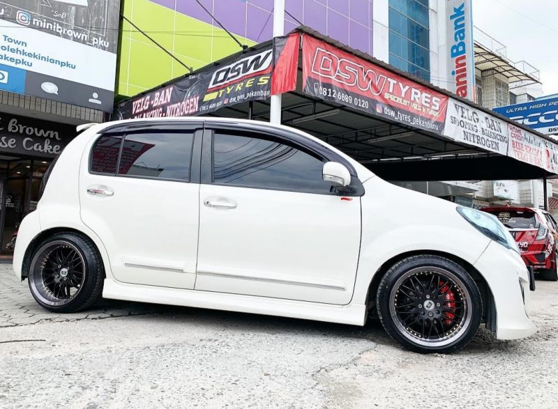 Colors : Matte Black Machine Lip/Gloss Black Coating/Gold Rivets