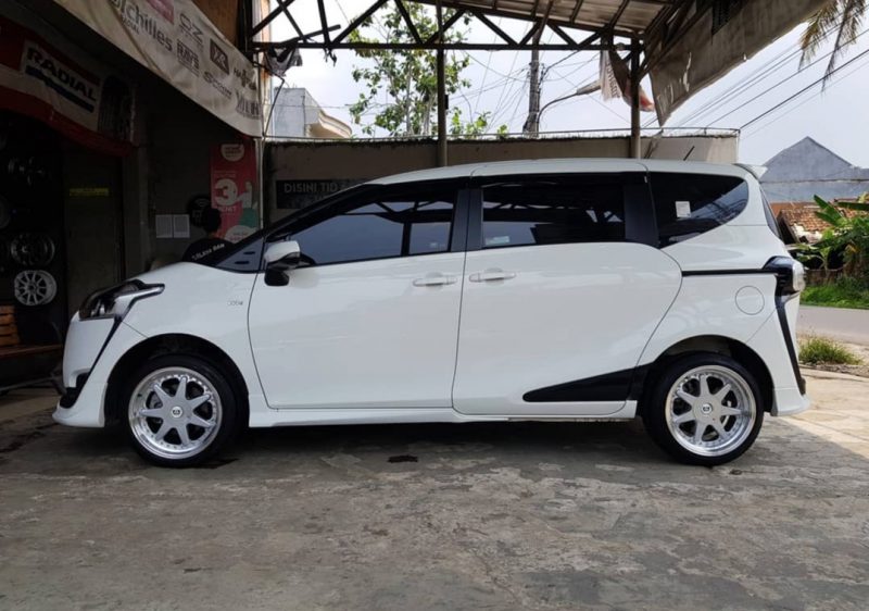 Colors : Silver Machine Lip/Chrome Rivets